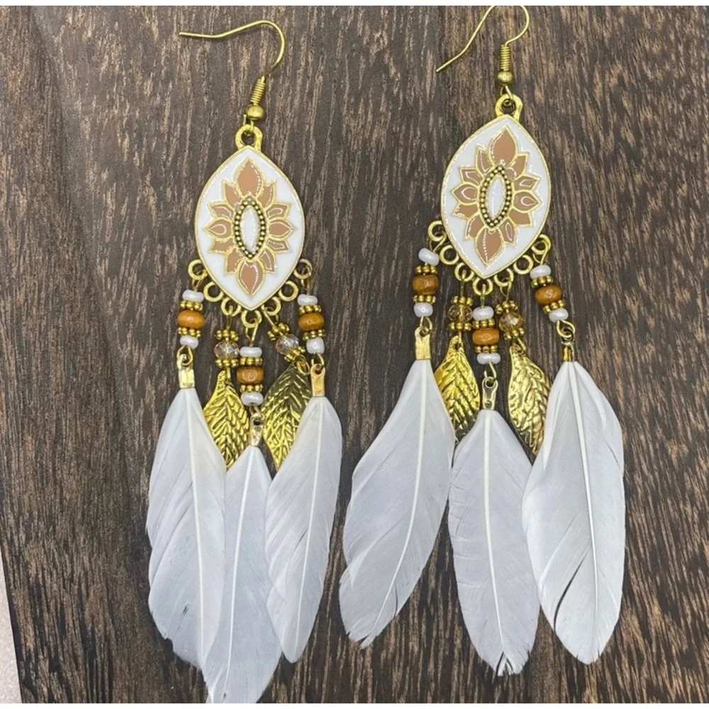 1 LEFT! White Feather Beaded Bohemian Earrings - Picture 1 of 3
